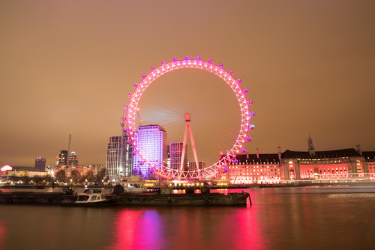 伦敦泰晤士河跨年烟花与灯光秀