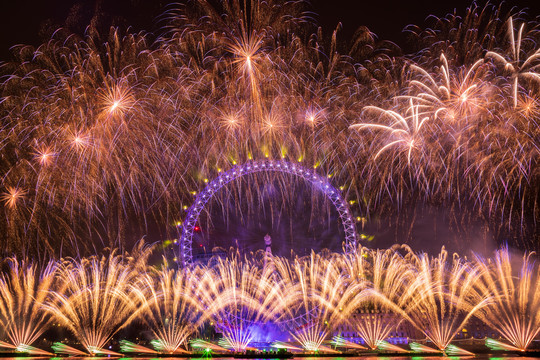 伦敦泰晤士河畔跨年烟花与灯光秀