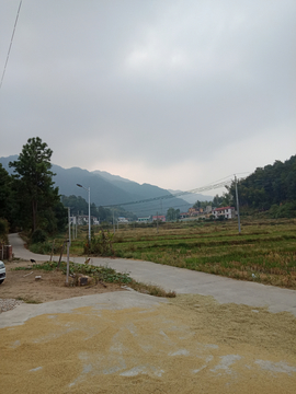 风雨欲来前的小山村