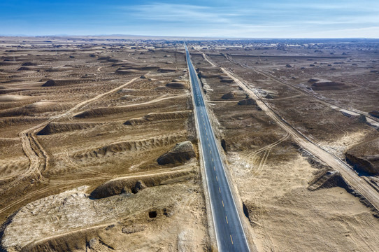 航拍柴达木盆地公路