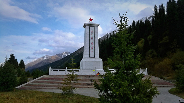 新疆独库公路乔尔玛烈士陵园
