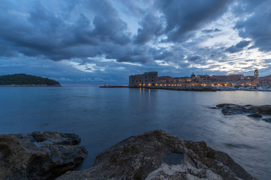 杜布罗夫尼克海老城海边夜景