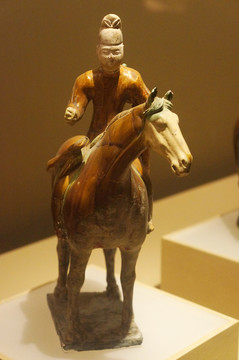 陕西西安文物三彩骑马背弓狩猎俑