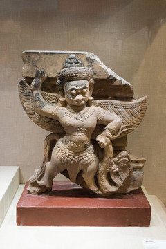 柬埔寨石雕金翅鸟残片