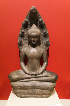柬埔寨石雕蛇王纳迦护佛像