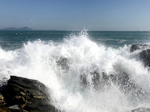 海浪拍岸