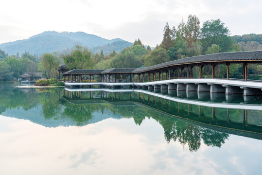 杭州西湖景区浴鹄湾飞虹廊