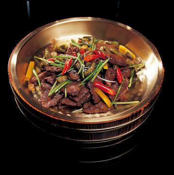 铜盘野生椒焗黄牛肉