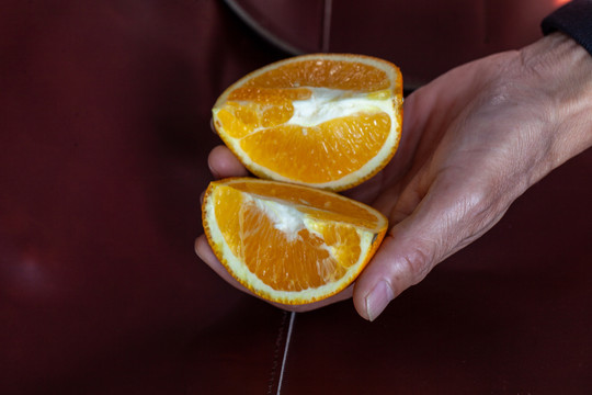 手拿新鲜的水果橙子