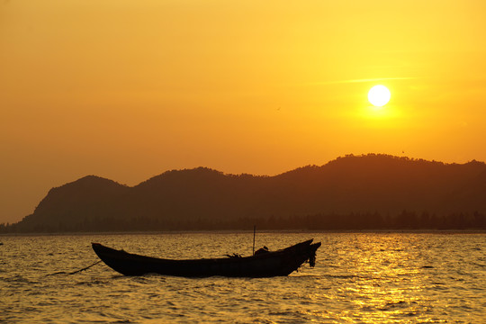 夕阳渔船