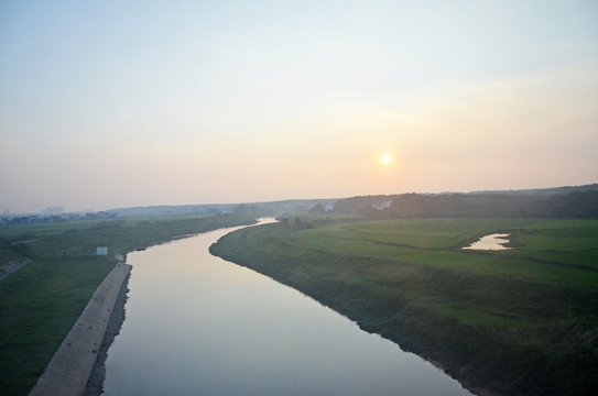 夕阳河流