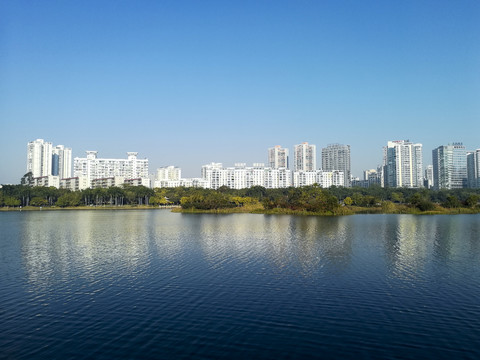 湛蓝城市背景