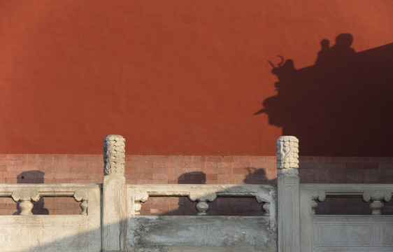北京天坛公园红墙和汉白玉石柱