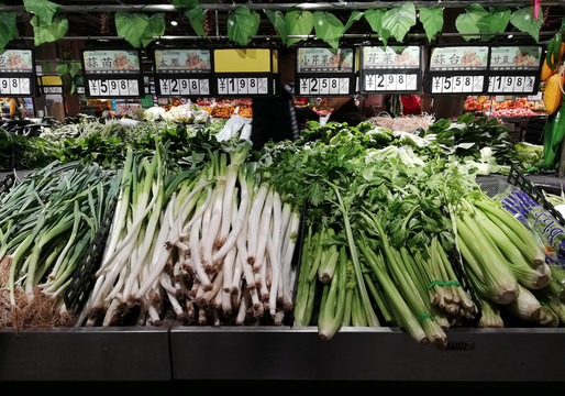 超市货架上售卖的各种绿色蔬菜
