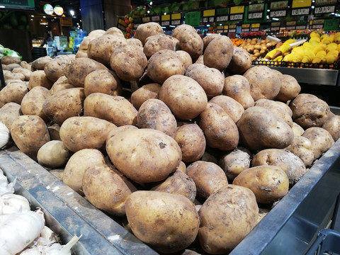 超市货架上销售的土豆