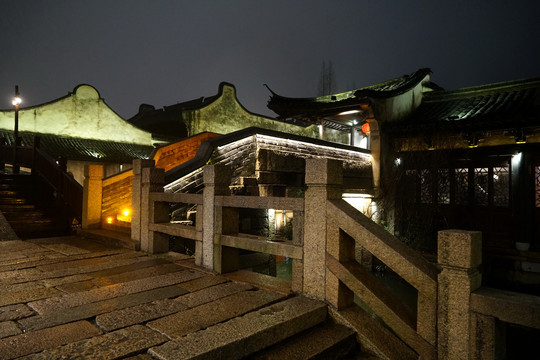 乌镇西栅夜景灯光下的石桥