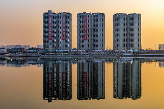 住宅楼建筑倒影