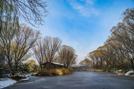 雪天的湖面风景