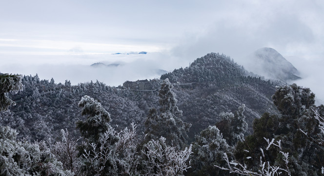 云雾里的衡山