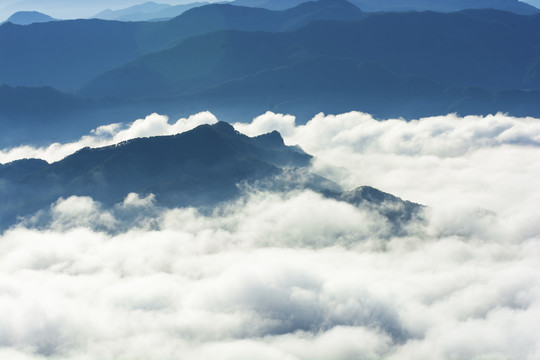 云海山峦