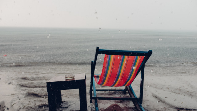 象岛雨中的沙滩椅