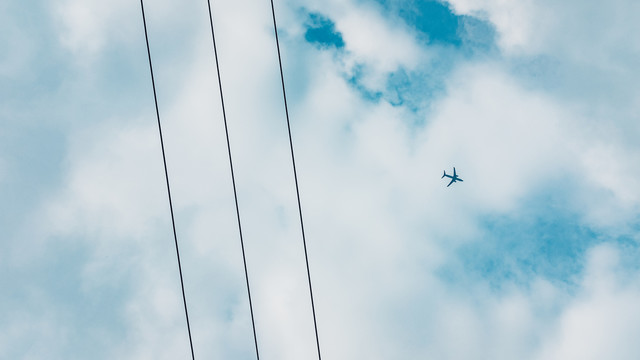 电线与飞机