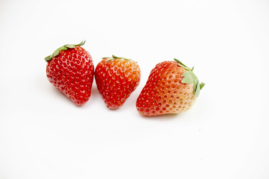 三个高清草莓