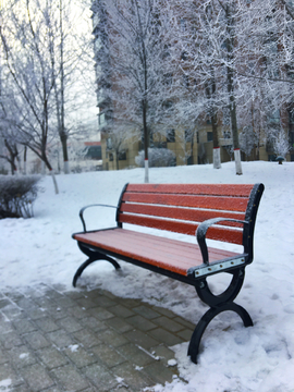 挂霜的公园长条椅