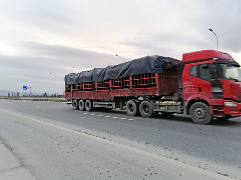 公路上的大货车