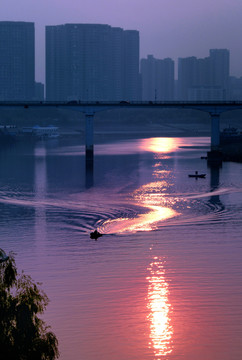 水上晚霜