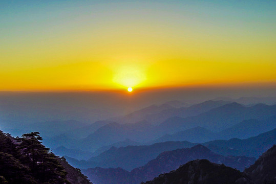 高山夕阳云海