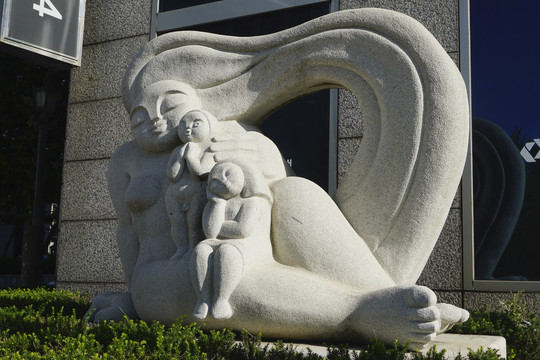 韩国水原市城市女性人体雕塑