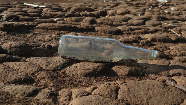 河滩垃圾玻璃瓶子