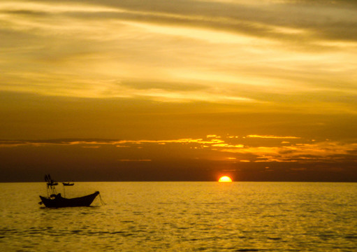 夕阳海面渔船