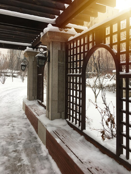 冬天雪后园林中国风仿古回廊建筑