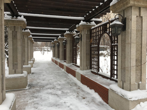 冬天雪后园林中国风仿古回廊建筑