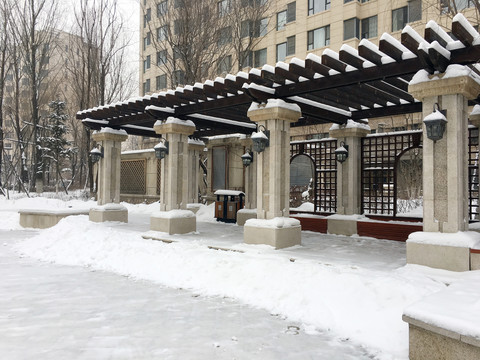 冬天雪后园林中国风仿古回廊建筑