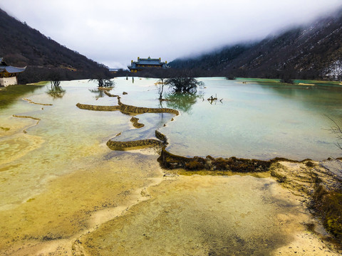 四川高原湿地黄龙五彩池