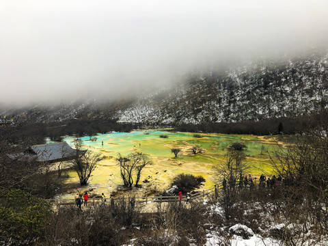 雪天黄龙五彩池