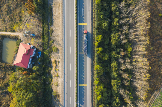 新农村与高速公路