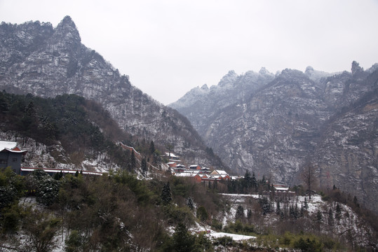 苍茫雪域染武当山