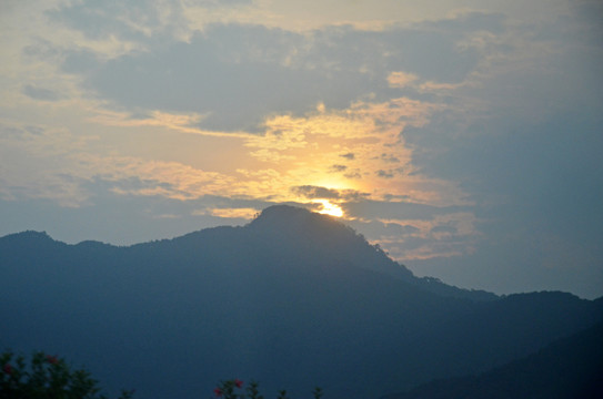 山峰夕阳