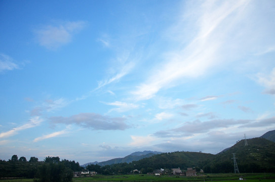 蓝天白云山峰