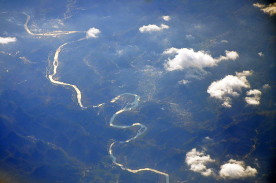 高空俯瞰山川河流