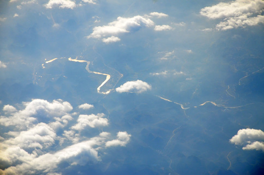 高空俯瞰山川河流