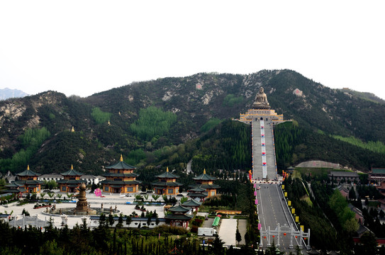 不同视角下的烟台南山大佛