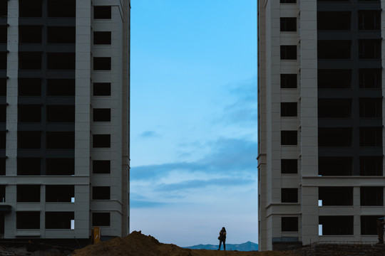 正在建设的居民楼与蓝天