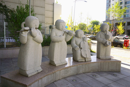 韩国水原市城市音乐演奏乐队塑像