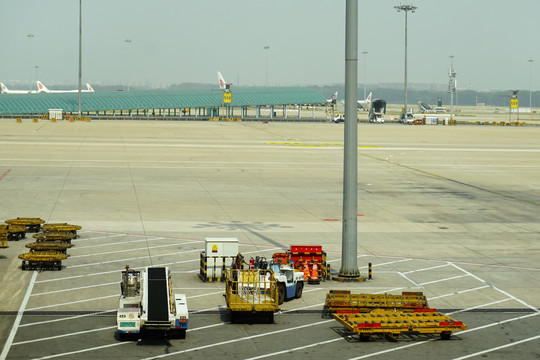 北京首都国际机场停机坪地勤车
