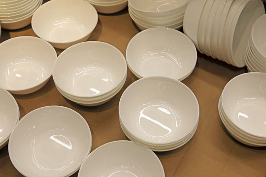白色瓷碗